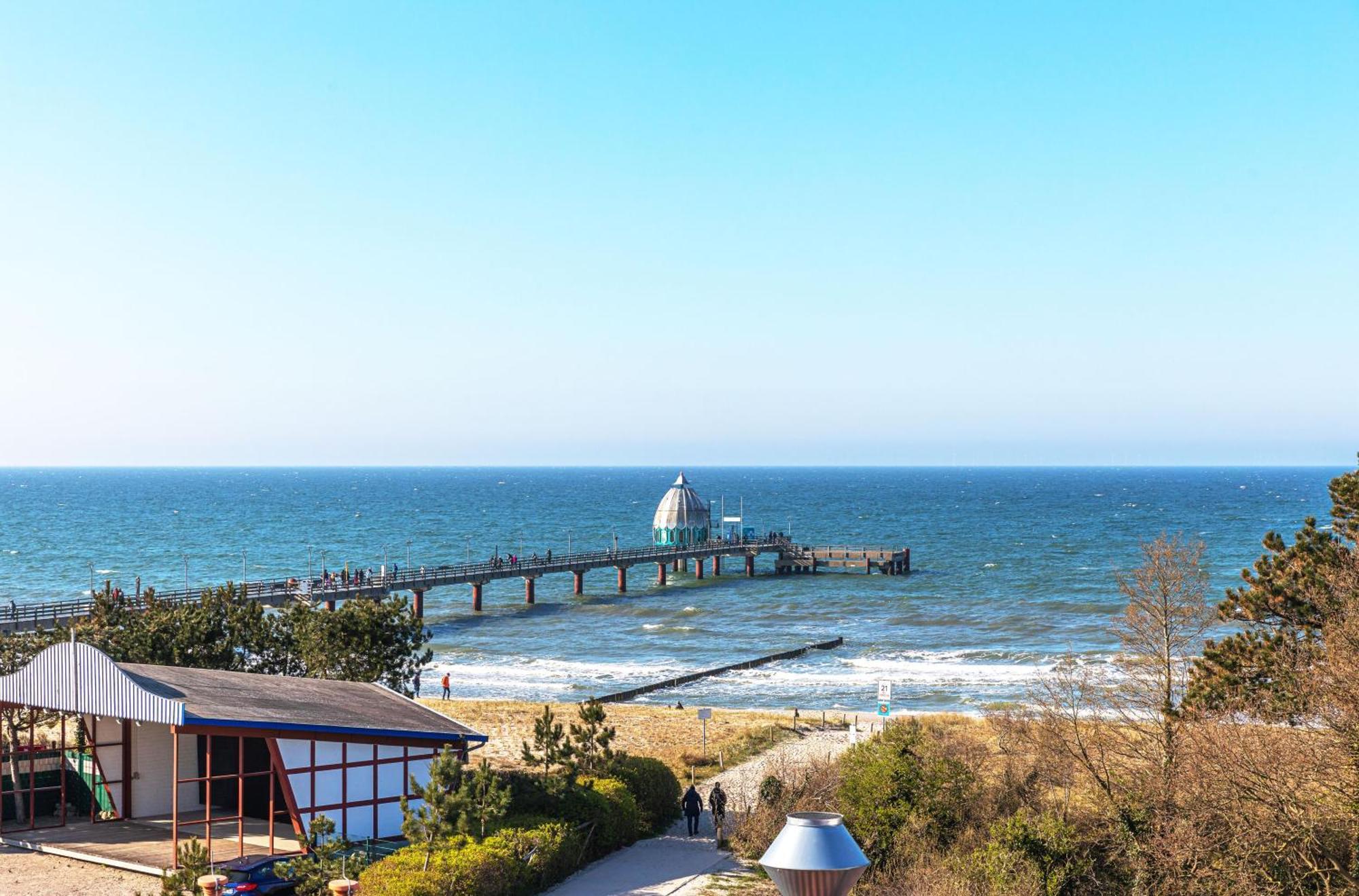 Leuchtturm An Der Seebruecke Zingst Exterior photo
